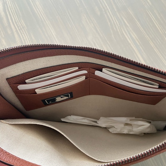 Gucci NY Yankees MLB Brown Wristlet Clutch - Picture 6 of 9
